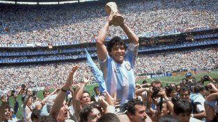 Felicidad total. Maradona alza la copa del mundo en el estadio Azteca tras vencer a Alemania en la final del Mundial 1986. El momento cúlmine de Diego.