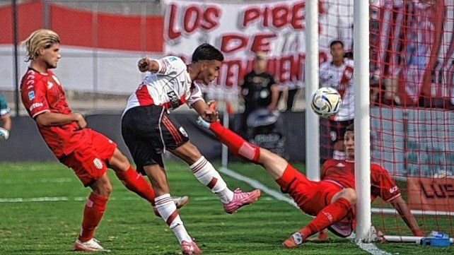 Montiel le dio la victoria a River Plate ante Barracas Central en el arranque del Torneo Apertura.