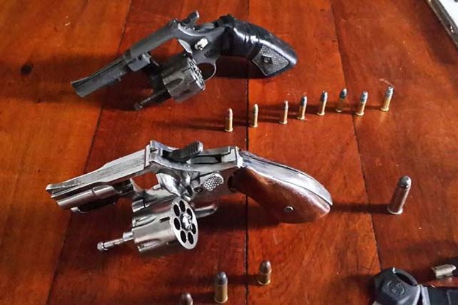 Un 22 y un 32 secuestrados en una vivienda ubicada en el cruce de los pasajes Frenguelle y Magallanes