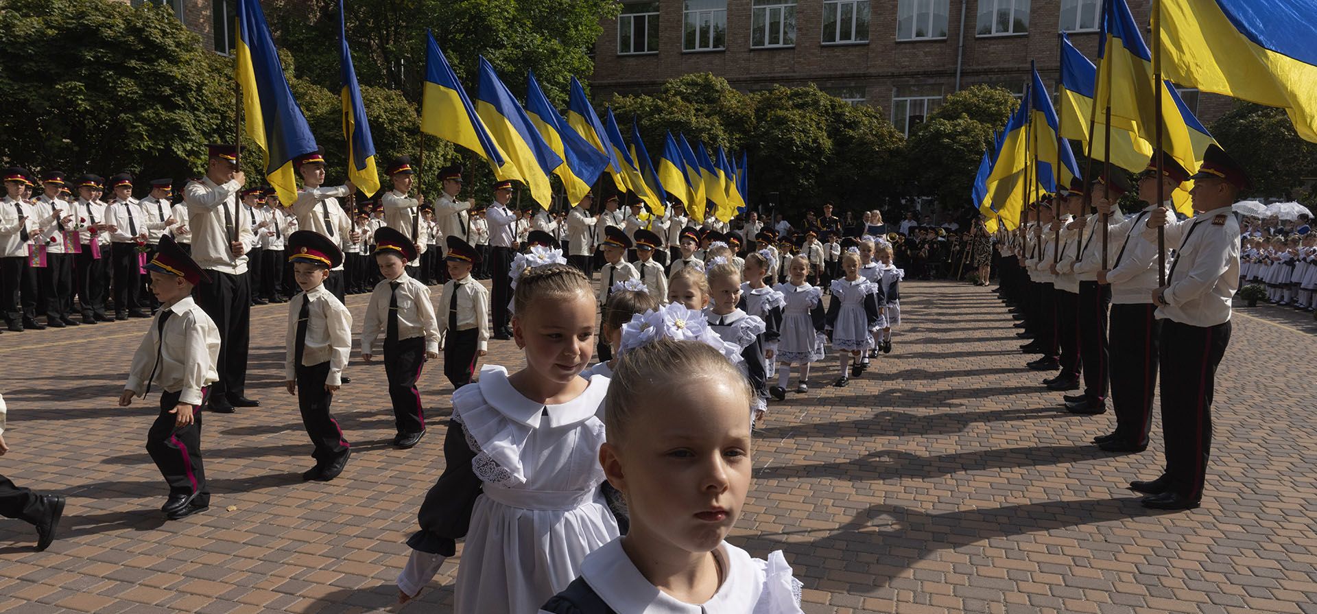 Cadetes asisten el primer día en la escuela en un Cadete Lyceum en Kiev, Ucrania, el lunes 2 de septiembre de 2024. Los niños y los estudiantes fueron a la escuela a pesar del hecho de que Kiev fue golpeado por un aluvión de misiles rusos masivos temprano en la mañana, causando incendios en edificios dañados. (AP Photo/Efrem Lukatsky) Cadetes asisten el primer día en la escuela en un Cadete Lyceum en Kiev, Ucrania, el lunes 2 de septiembre de 2024. Los niños y los estudiantes fueron a la escuela a pesar del hecho de que Kiev fue golpeado por un aluvión de misiles rusos masivos temprano en la mañana, causando incendios en edificios dañados. (AP Photo/Efrem Lukatsky)