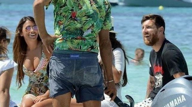 El mundo a sus pies: la mujer de Messi deslumbra en las playas de Ibiza