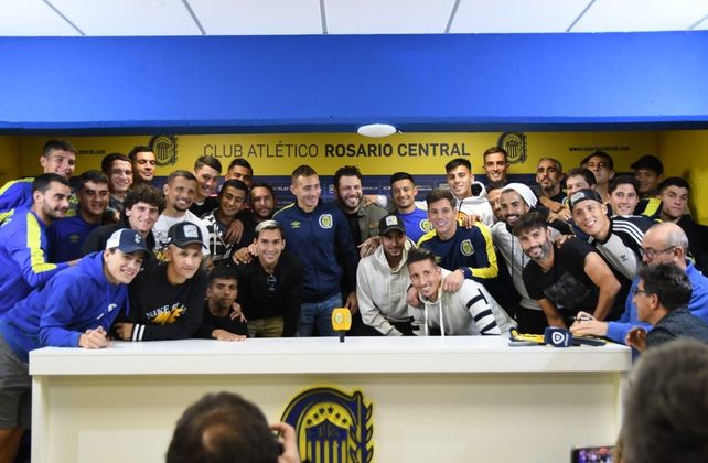 El plantel de Central  pleno irrumpió en la sala a los tres minutos de iniciada la conferencia.