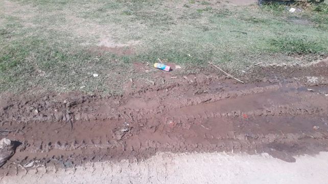{altText(<p> Cloacas reventadas en barrio Nueva Ciudad, de Paraná.Foto: enviada por vecinos #UNOEnLaCalle</p>,Paraná: Siete meses con la cloaca tapada )}