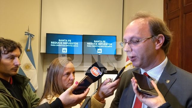 El ministro de Economía adelantó que se terminará de definir el mecanismo para abonar el aumento en reunión de gabinete.&nbsp;