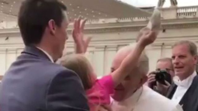 Pudo saludar al Papa Francisco, pero le robó algo sagrado