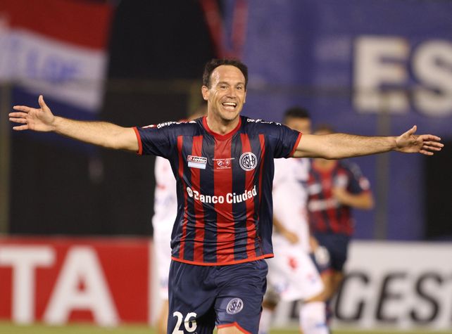 Venga ese abrazo. Mauro Matos fue apuntado por Diego Osella para tener una alternativa a Nacho Scocco.