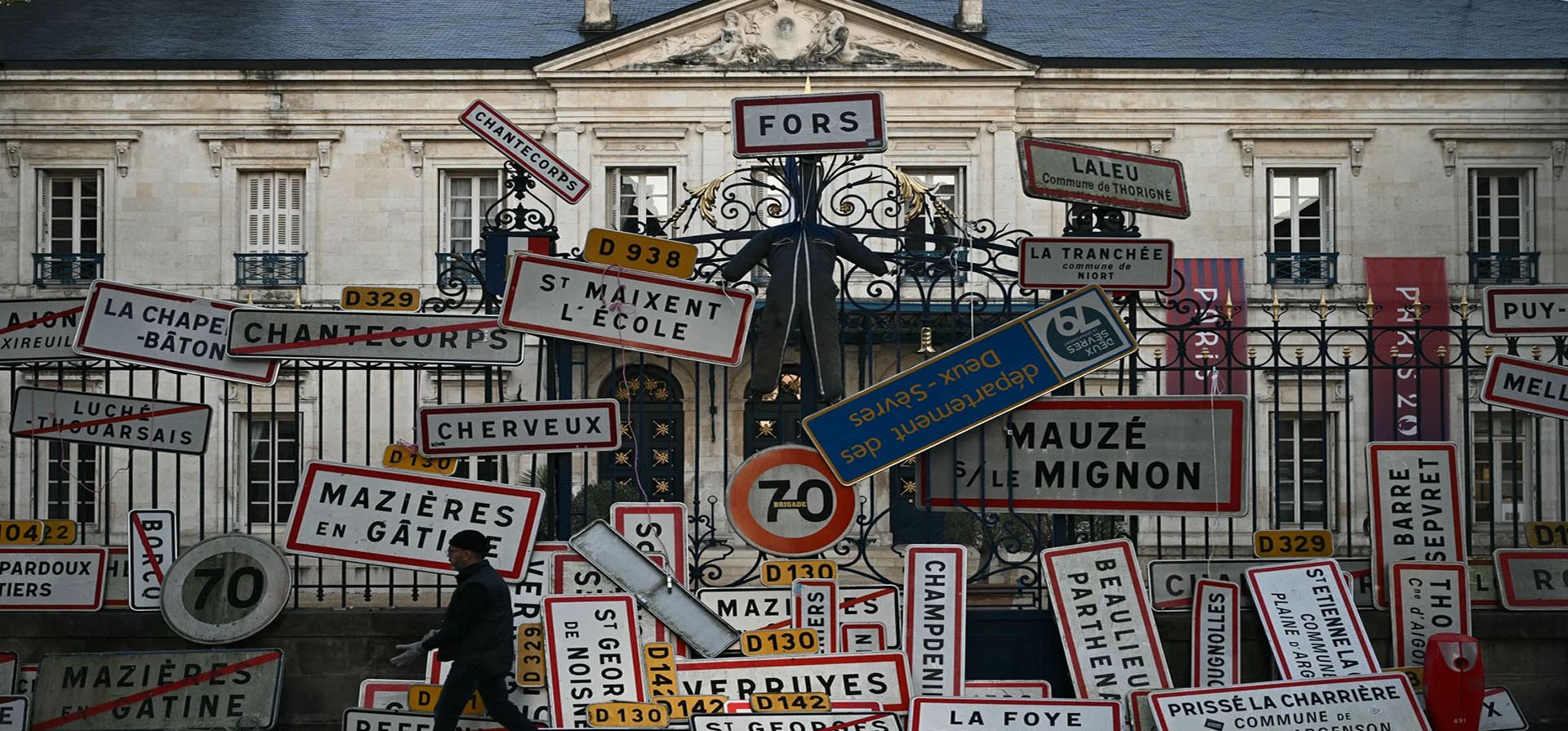 Un trabajador se prepara para retirar las señales de tráfico dejadas por los agricultores franceses durante la noche en la puerta del departamento de Deux-Sèvres. Los agricultores franceses devolvieron todas las señales de tráfico que habían retirado durante una acción para expresar su preocupación ante una situación agrícola alarmante. Fotografía: Philippe Lopez/AFP/Getty Images Un trabajador se prepara para retirar las señales de tráfico dejadas por los agricultores franceses durante la noche en la puerta del departamento de Deux-Sèvres. Los agricultores franceses devolvieron todas las señales de tráfico que habían retirado durante una acción para expresar su preocupación ante una situación agrícola alarmante. Fotografía: Philippe Lopez/AFP/Getty Images