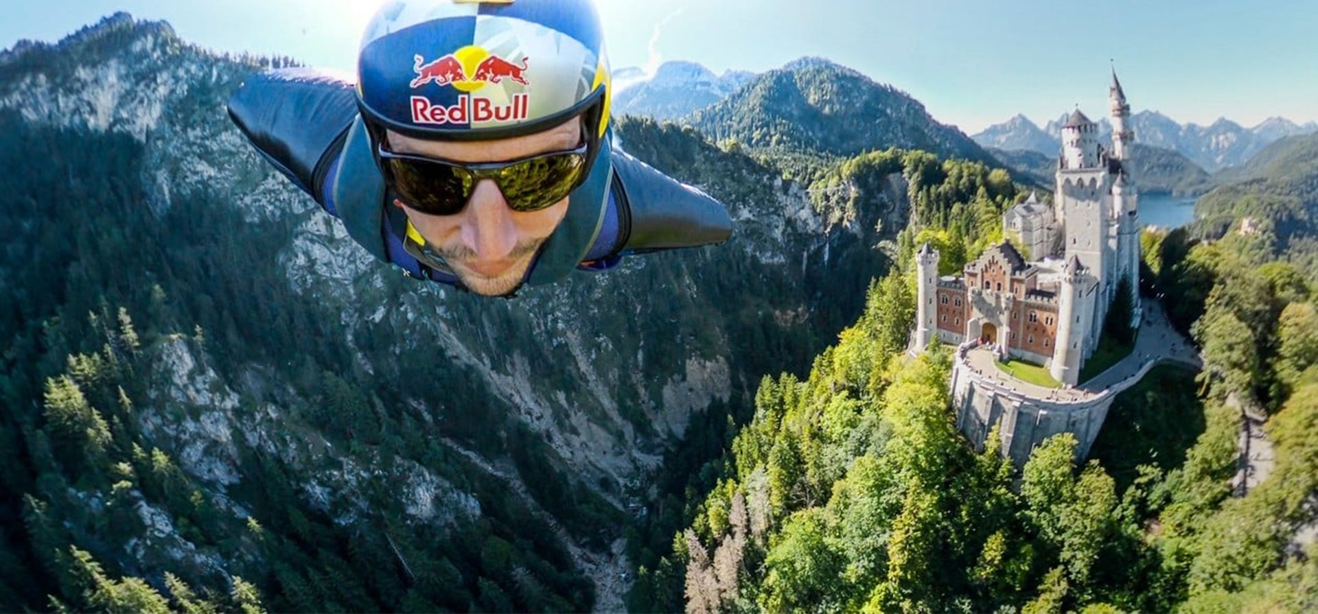 El paracaidista Max Manow protagonizó un acto de valentía sin precedentes en el paracaidismo mundial, al realizar el primer vuelo totalmente autónomo sobre el emblemático castillo de Neuschwanstein, del cual Disney se inspiró, a 200 km/h. Foto: Red Bull El paracaidista Max Manow protagonizó un acto de valentía sin precedentes en el paracaidismo mundial, al realizar el primer vuelo totalmente autónomo sobre el emblemático castillo de Neuschwanstein, del cual Disney se inspiró, a 200 km/h. Foto: Red Bull