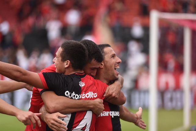 Newells sucumbió por su propia impericia y quedó eliminado