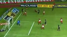Jackson, jugador del Sampaio Correa, saca el derechazo que terminará en un golazo que hará historia. Jackson, jugador del Sampaio Correa, saca el derechazo que terminará en un golazo que hará historia.