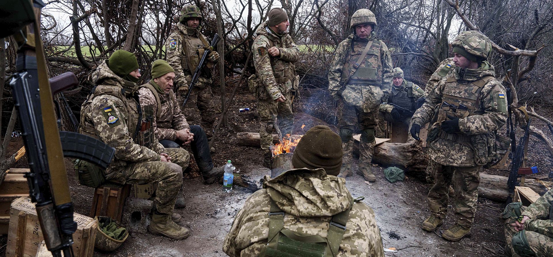 Militares ucranianos de la 24.ª brigada mecanizada descansan después del entrenamiento en un polígono cercano a la línea del frente en la región de Donetsk, Ucrania, el martes 21 de enero de 2025. (Foto AP/Evgeniy Maloletka) Militares ucranianos de la 24.ª brigada mecanizada descansan después del entrenamiento en un polígono cercano a la línea del frente en la región de Donetsk, Ucrania, el martes 21 de enero de 2025. (Foto AP/Evgeniy Maloletka)