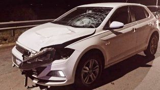 Conductor y acompañante escaparon a pie y son intensamente buscados. El auto había sido robado. La mujer tenía dos hijos. Ocurrió en la autopista Rosario - Cordoba