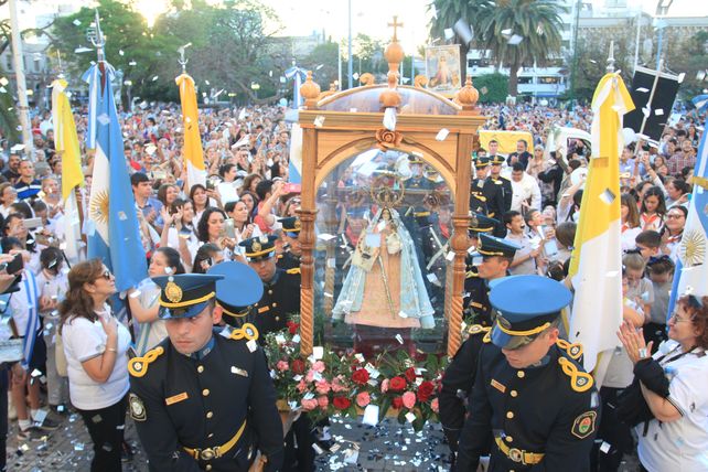 La imagen de la virgen llegando a la Catedral de Paraná.&nbsp;