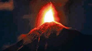 Otra erupción del volcán de Fuego causa miles de evacuados