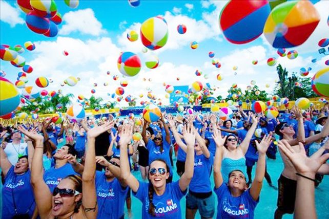 Baten en Florida el récord mundial de gente lanzando pelotasde playa al aire