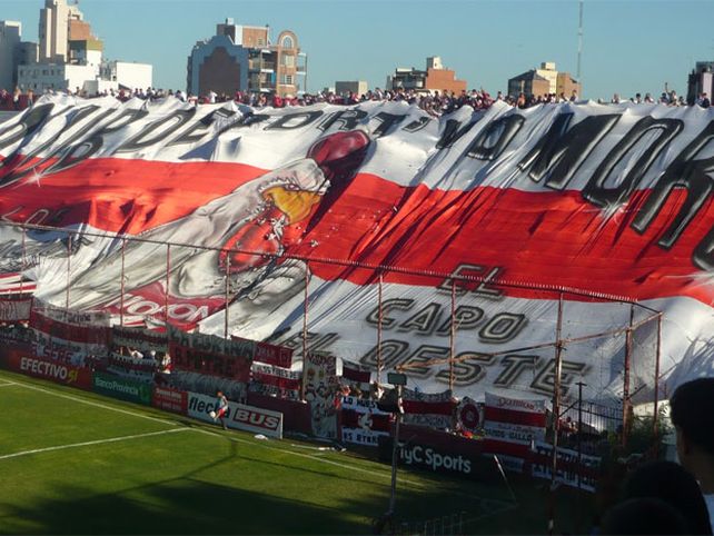 Brutal enfrentamiento entre hinchas de Morón y Huracán