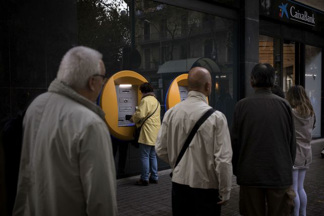 En protesta. Los catalanes retiraron dinero de bancos y cajeros de los bancos que mudaron su razón social.