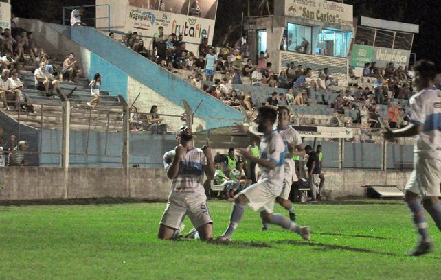 Festejo. El DT Acosta sacudió al plantel y los hinchas mandando al banco a Leguizamón y el equipo lo respaldó con una actuación en crecimiento.