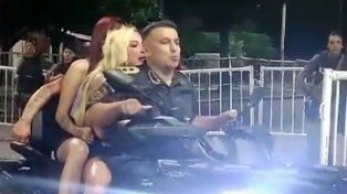 El comisario fue identificado como jefe del operativo de seguridad en el Estadio Único de La Plata. En su carrera, volteó vallas y atropelló a un trabajador