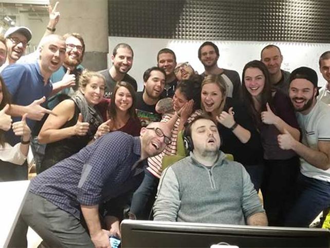 Las fotos del muchacho que se quedó dormido en su primer día de trabajo dieron la vuelta al planeta.