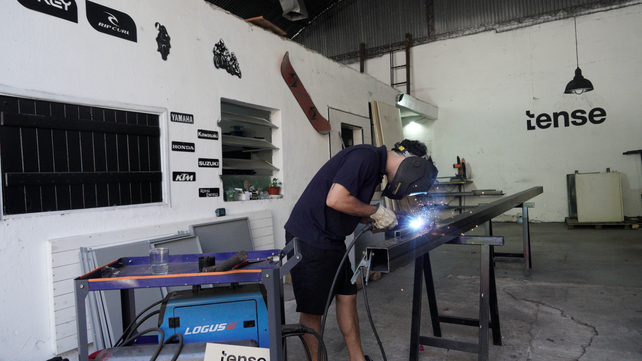 Los emprendedores están con alta demanda, entregan al menos un proyecto de gran envergadura por semana, por lo cual están pensando en ampliar la cantidad de personas en el taller.