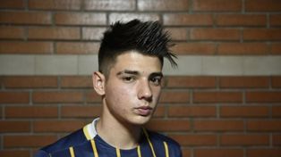 Un colegio impidió graduarse a un estudiante santafesino por su corte de pelo