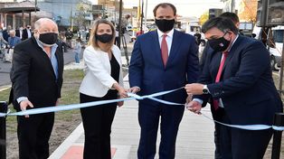 El mandatario y el intendente Martín Oliva; Gustavo Bordet, Laura Stratta y inauguraron la Plazoleta del Federalismo