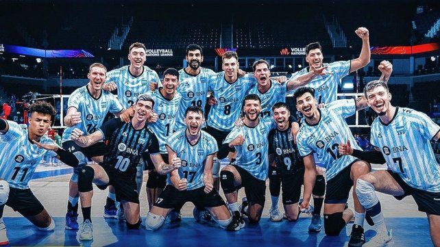 Los jugadores de la Argentina festejan la clasificación. Luciano Vicentín (número 17)
