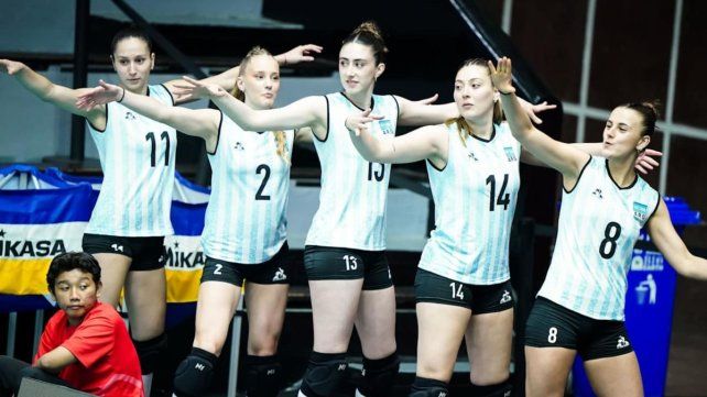 La entrerriana Melany Detzel (con la 2) junto con sus compañeras celebrando el triunfo de Las Panteritas.