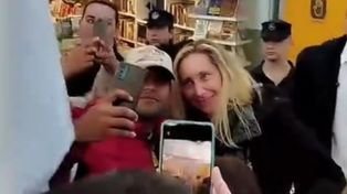 Karina Milei llegó a Rosario y fue recibida por partidarios de La Libertad Avanza y la diputada nacional Romina Diez.&nbsp;
