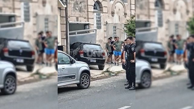 El auto quedó dentro de una casa en barrio Los Hornos
