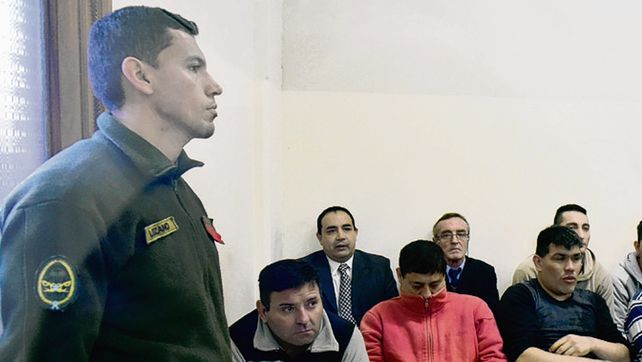 Espera. Los acusados aguardaron hasta la tarde para conocer el veredicto.