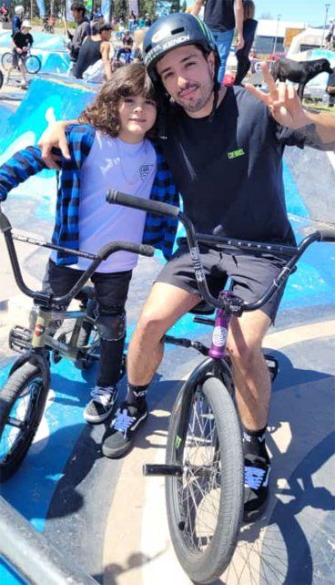 Max junto con su ídolo y medallista olímpico José Maligno Torres.