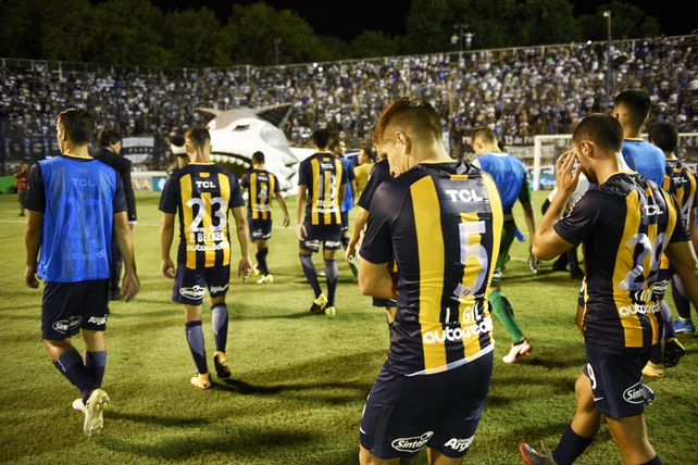 Retirada. La desazón de los jugadores canallas luego de la caída frente a Gimnasia.&nbsp;