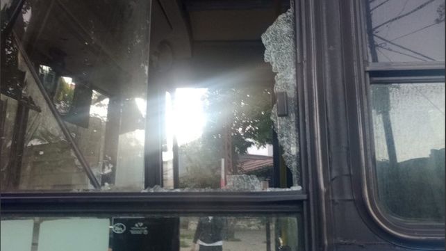 Crespo y 9 de Julio: tiró un piedrazo a un colectivo y lastimó en la cara al chofer