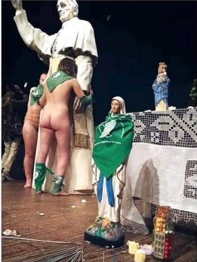 Escándalo en Rafaela: bailaron desnudos frente a imágenes de la Virgen y del Papa Escándalo en Rafaela: bailaron desnudos frente a imágenes de la Virgen y del Papa