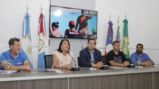 Enri Vallejos junto a parte de su equipo, explicaron las actividades que promoverá la Municipalidad el próximo verano en Reconquista.