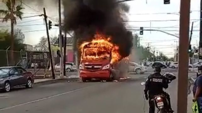 Un vehículo de transporte público fue incendiado en Mexicali