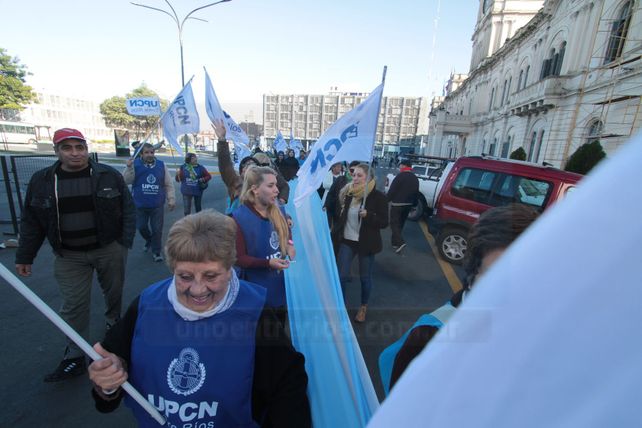 UPCN se movilizó a Casa de Gobierno en rechazo de la propuesta salarial del Gobierno