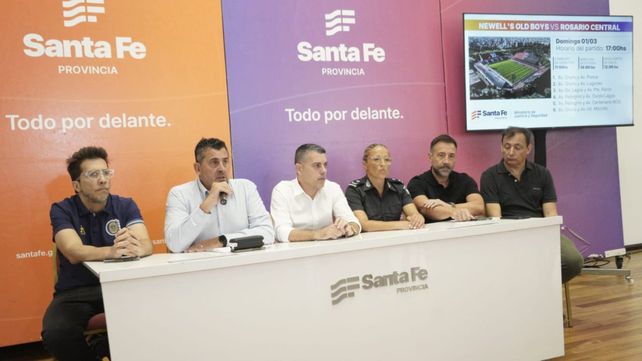 Operativo de seguridad. Las autoridades de la provincia y representantes de los clubes participaron de la conferencia de prensa.