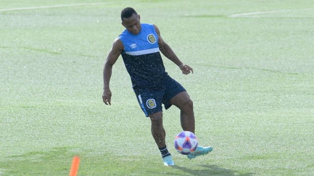 El colombiano Campaz no pudo seguir ante Huracán y debió ser reemplazado en el entretiempo.