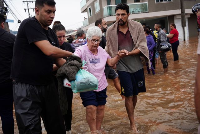 Vecinos son evacuados en Canoas