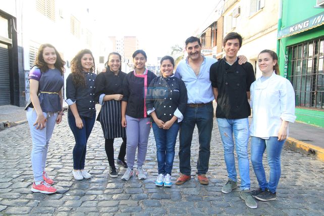 Estudiantes de la escuela Carbó junto al profesor Pablo Mariño. Foto UNO Juan Ignacio Pereira.&nbsp;