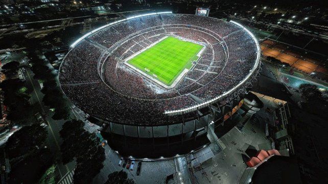 Una socia de River Plate cayó de la tribuna y lucha por su vida.