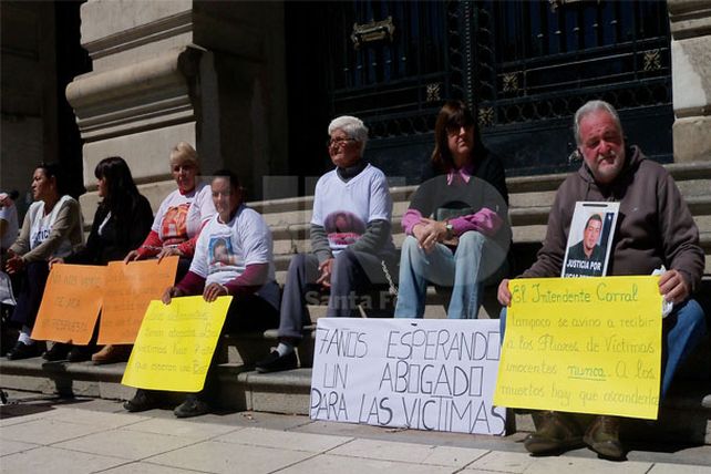 Se encadenaron frente a Casa de Gobierno para pedir abogados