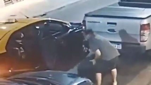 Una cámara de vigilancia registró cómo un peón de taxi partició del robo de una rueda de auxilio. El municpio le retiró la chapa