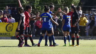 Las chicas de Newells y Central se saludan luego de emoatar el primer clásico femenino en rosarina en 2018.