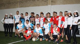 STC2000: pilotos jugaron un picadito con periodistas y exfutbolistas