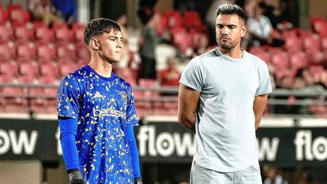 Leandro Brey es titular en Boca. El arquero recibió consejos de Chiquito Romero en la entrada en calor.