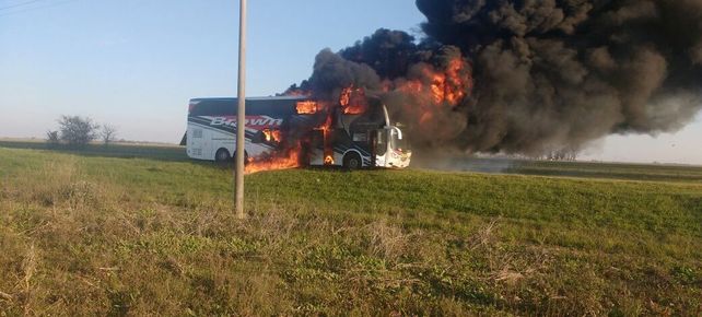 Un colectivo de pasajeros fue destruido por las llamas en la ruta 34. VIDEO